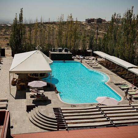 Caucasus Hotel Kasagh Exterior foto The swimming pool at the Grand Hotel