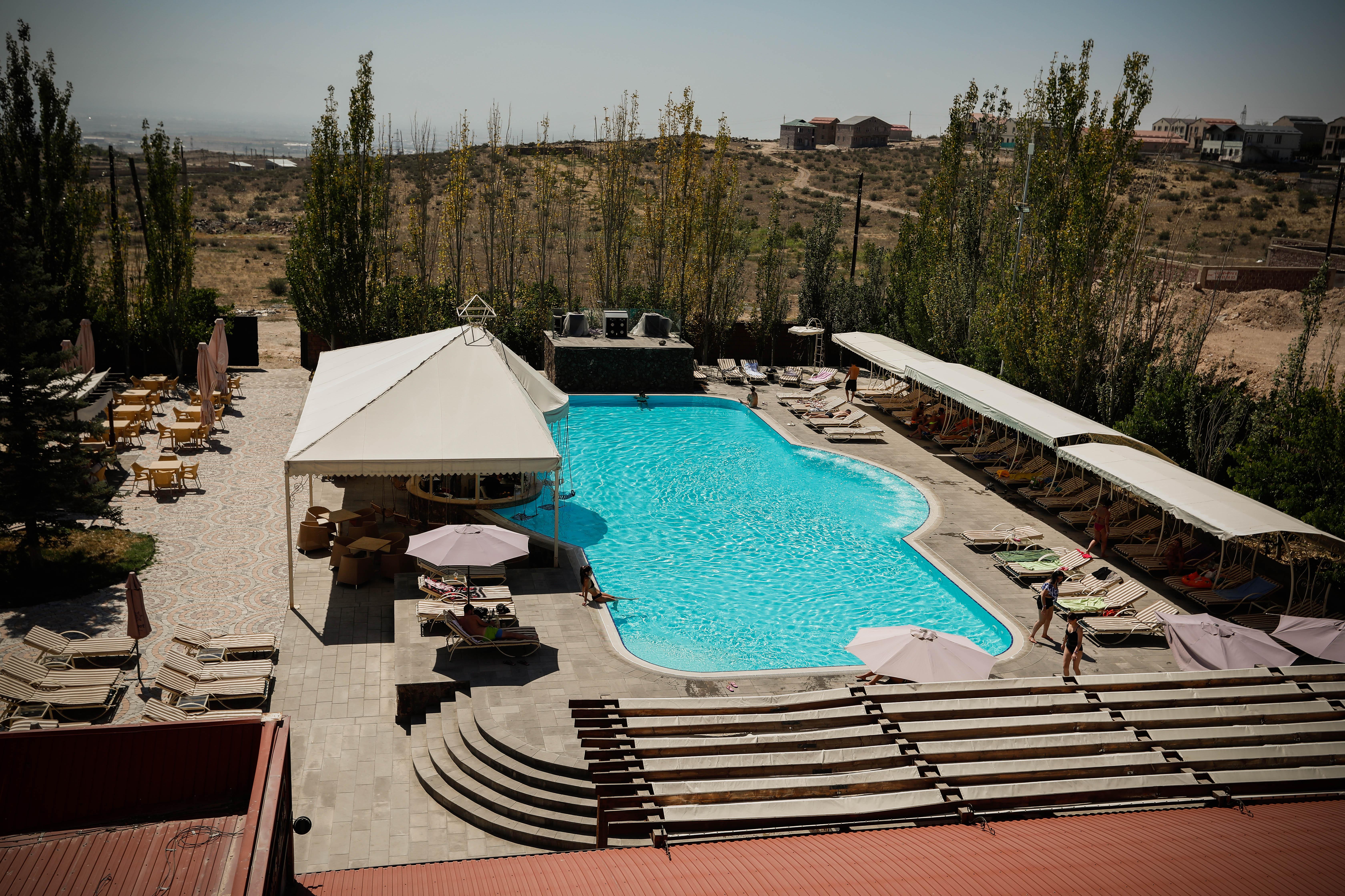 Caucasus Hotel Kasagh Exterior foto The swimming pool at the Grand Hotel